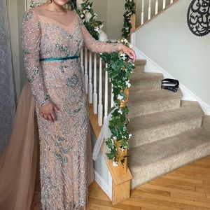 Size 14 but runs small so fits sizes 6-10. Only worn once.Has a attachable skirt